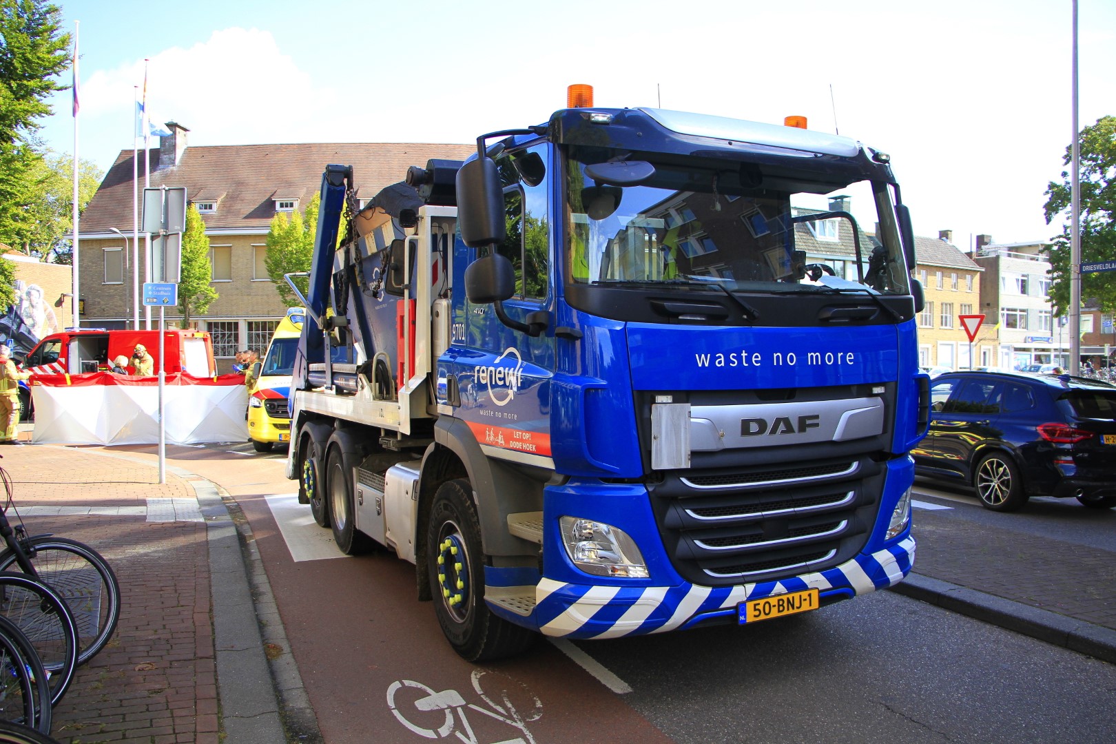 Scooterrijder overlijdt bij botsing met vrachtwagen Wilhelminasingel in Weert - 112 Nederland