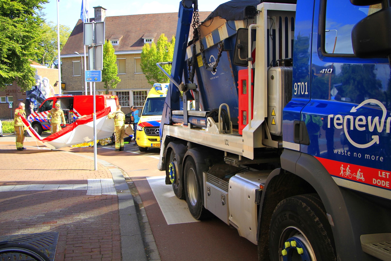 Scooterrijder overlijdt bij botsing met vrachtwagen Wilhelminasingel in Weert - 112 Nederland