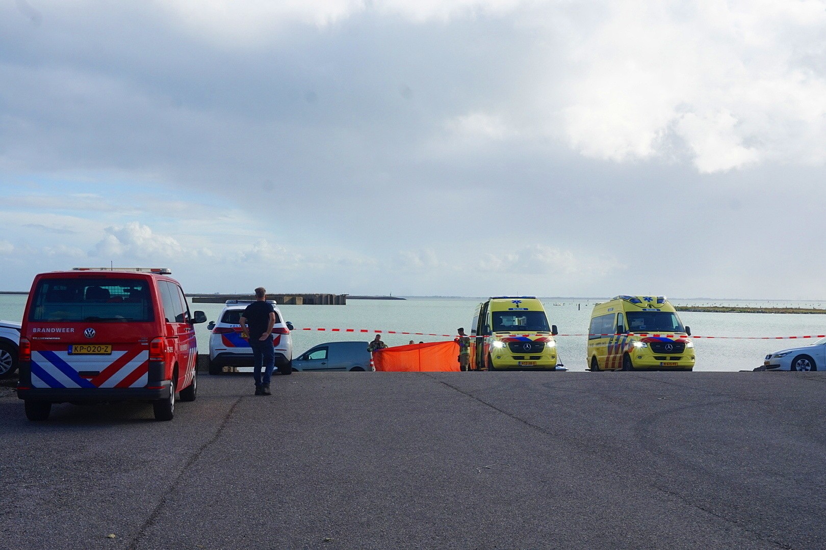Man overleden nadat die te water raakt