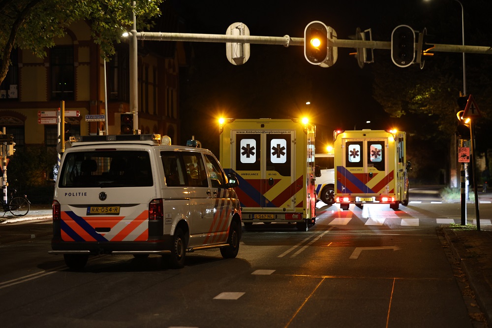 Fietser geschept op kruising door taxibus, slachtoffer zwaargewond