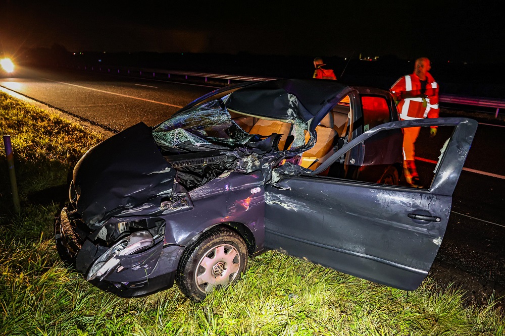 Auto vliegt over geluidswal na botsing met vrachtwagen