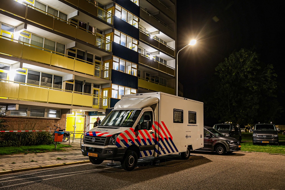 Dode man (32) en zwaargewonde vrouw (33) bij schietpartij in flat