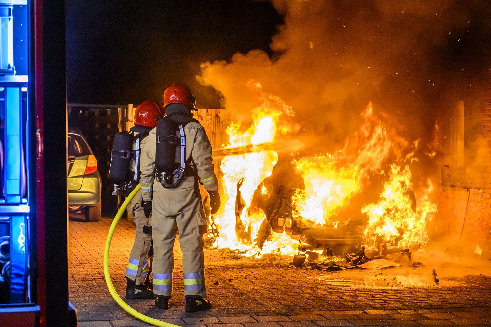Auto vliegt in brand, vlammen zorgen voor grote schade aan woning
