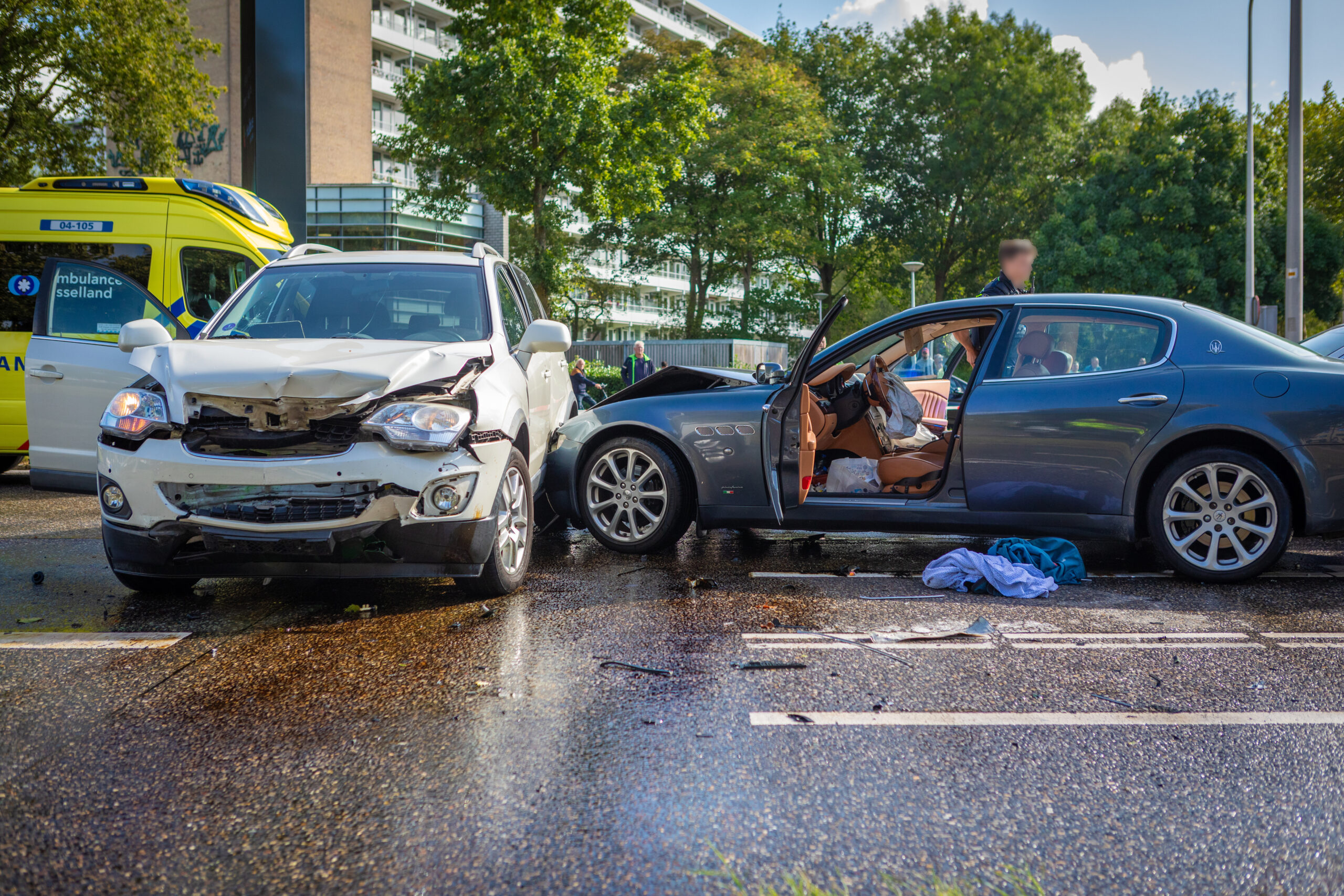 Baby een van de zes gewonden bij ernstig ongeluk, bestuurder zit vast