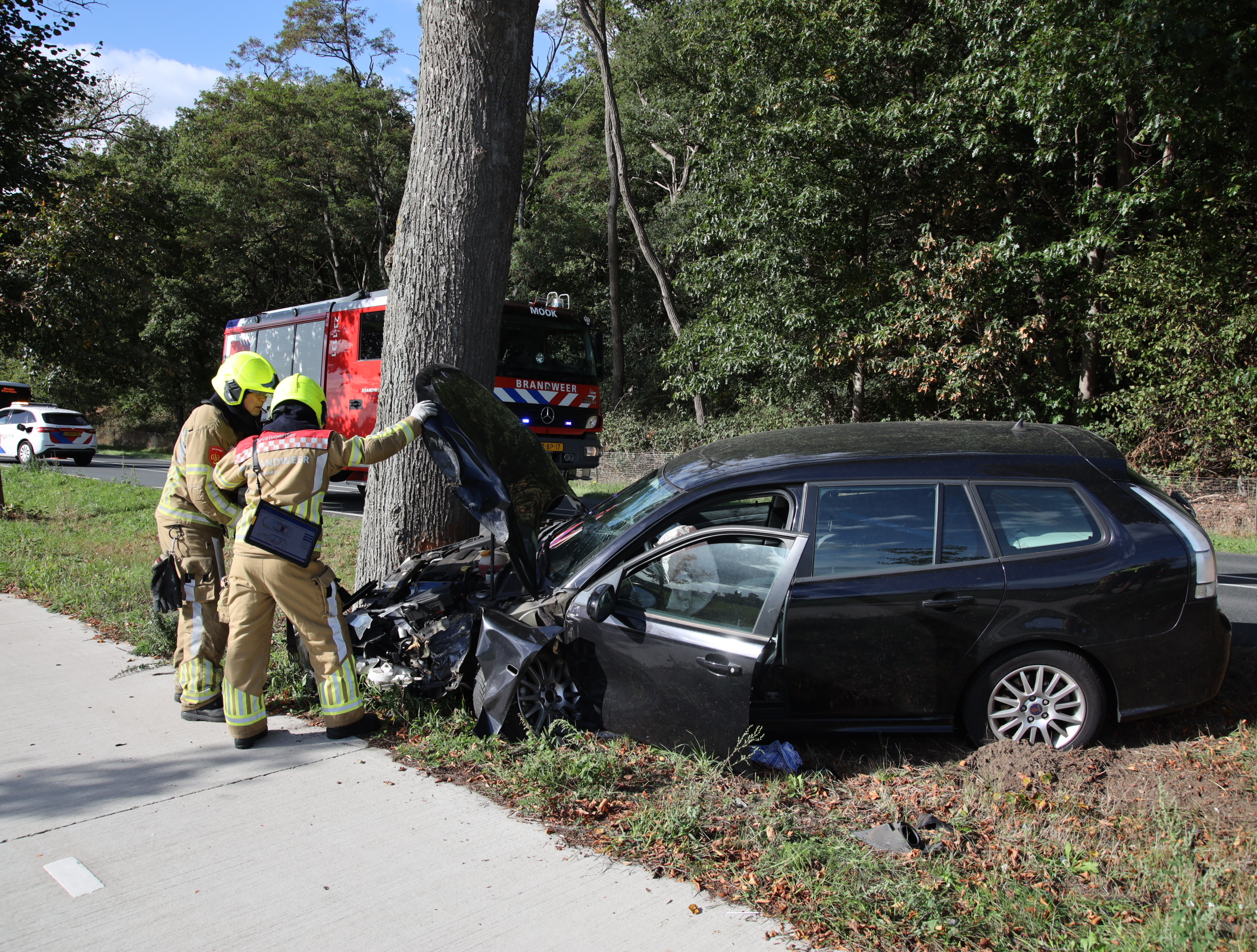 Auto zwaar beschadigd na botsing tegen boom