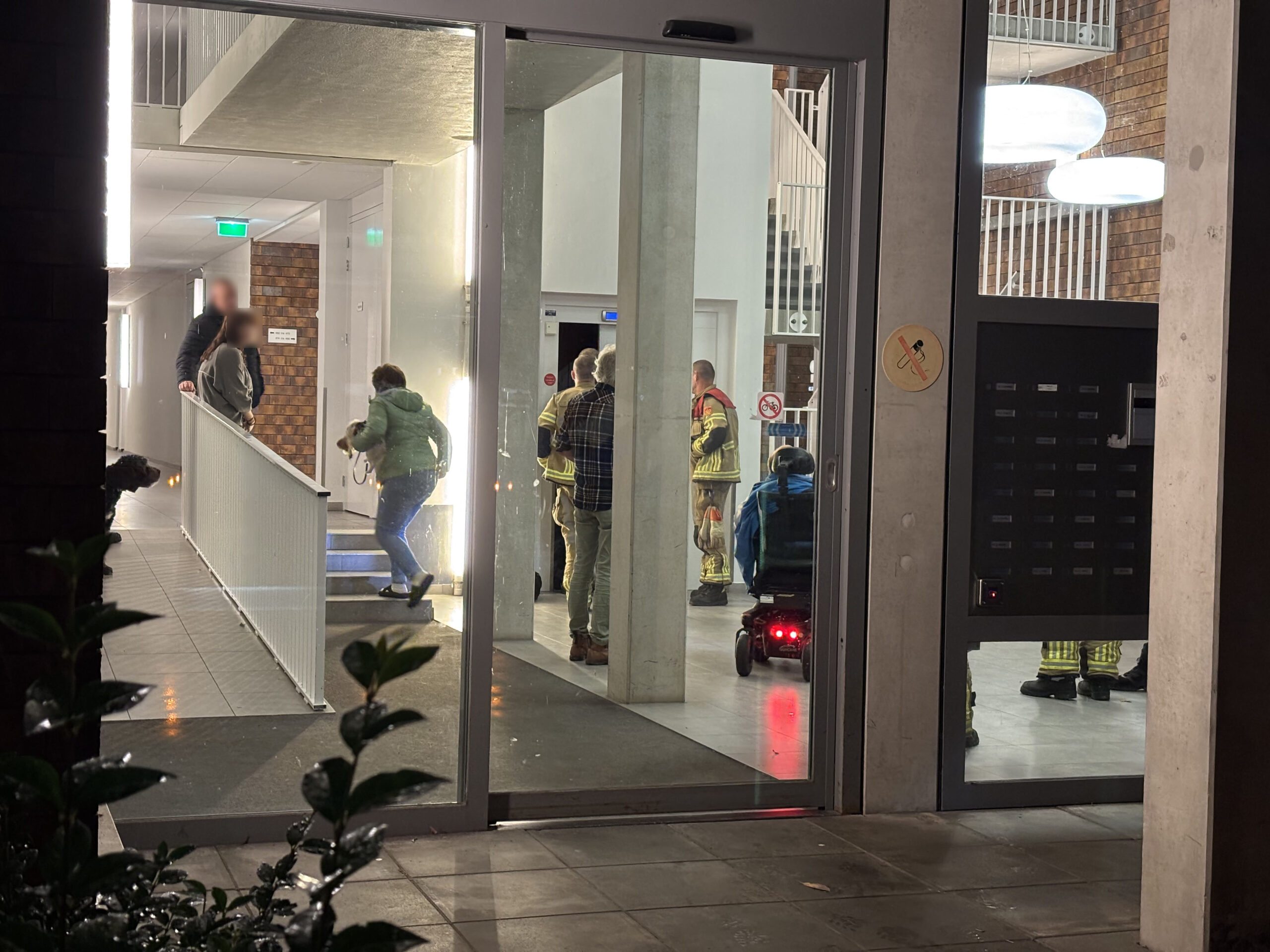 Man in rolstoel urenlang vast door defecte lift