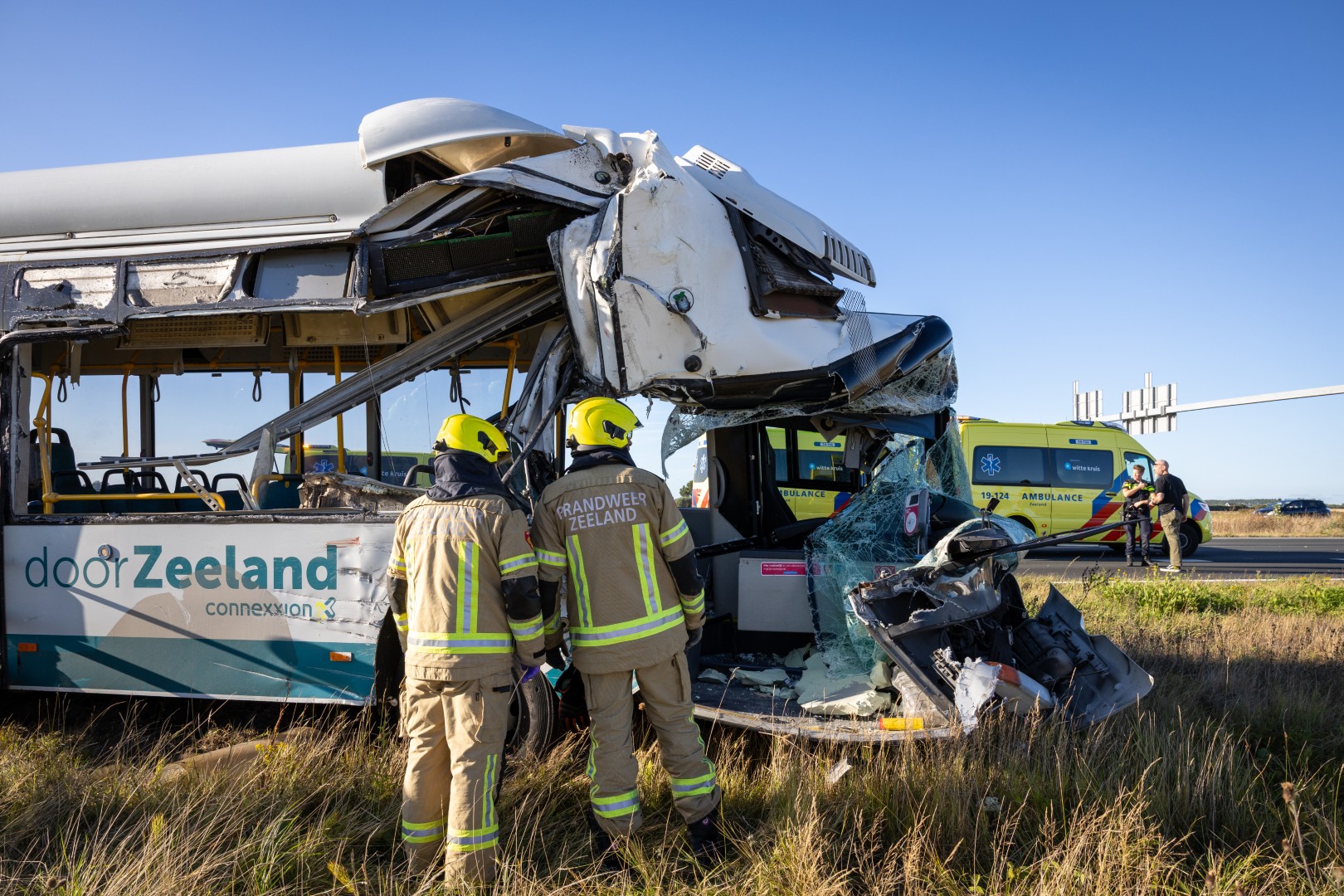 Lijnbus botst achterop vrachtwagen, meerdere gewonden