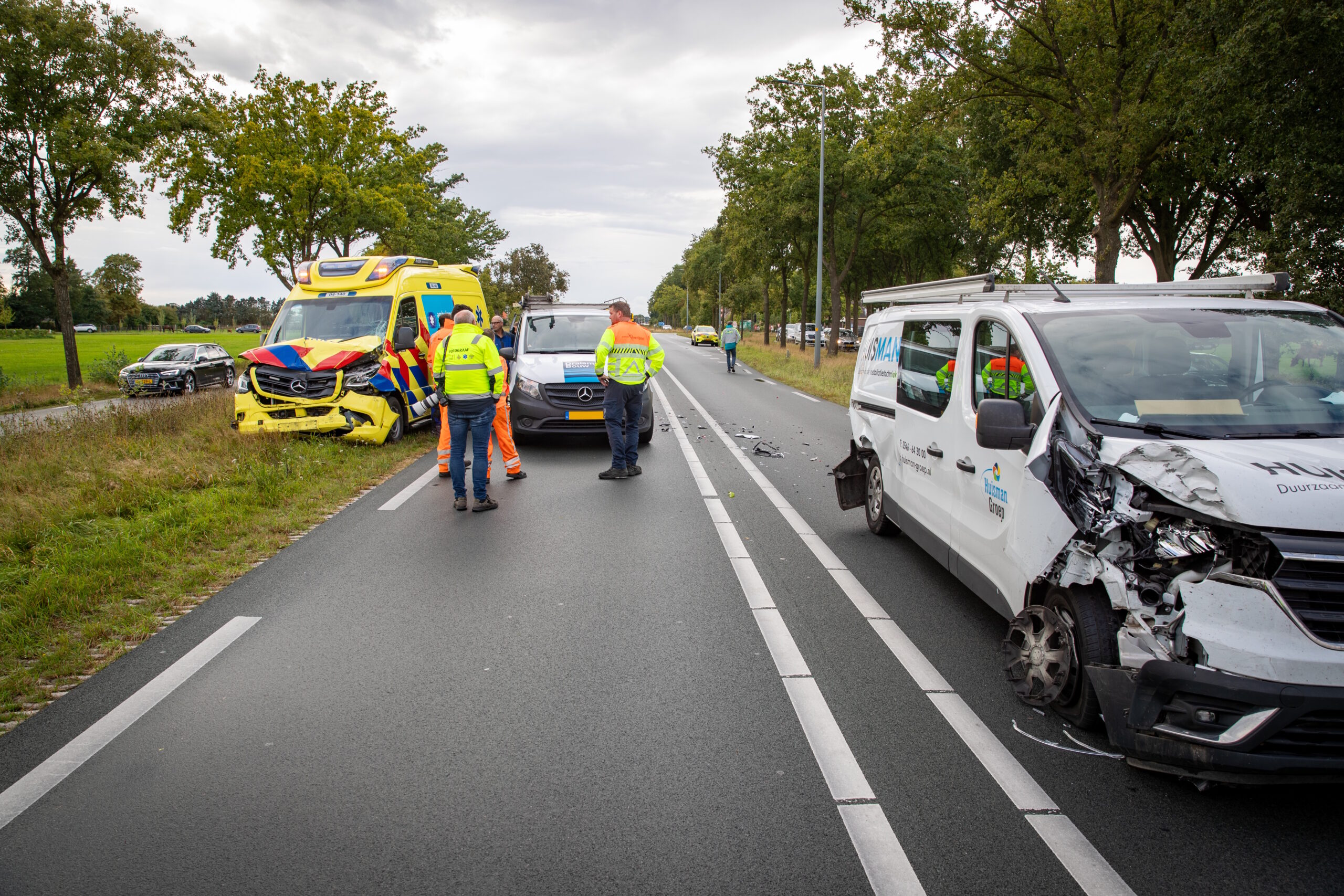 Ongeluk met ambulance en twee busjes, één gewonde naar ziekenhuis