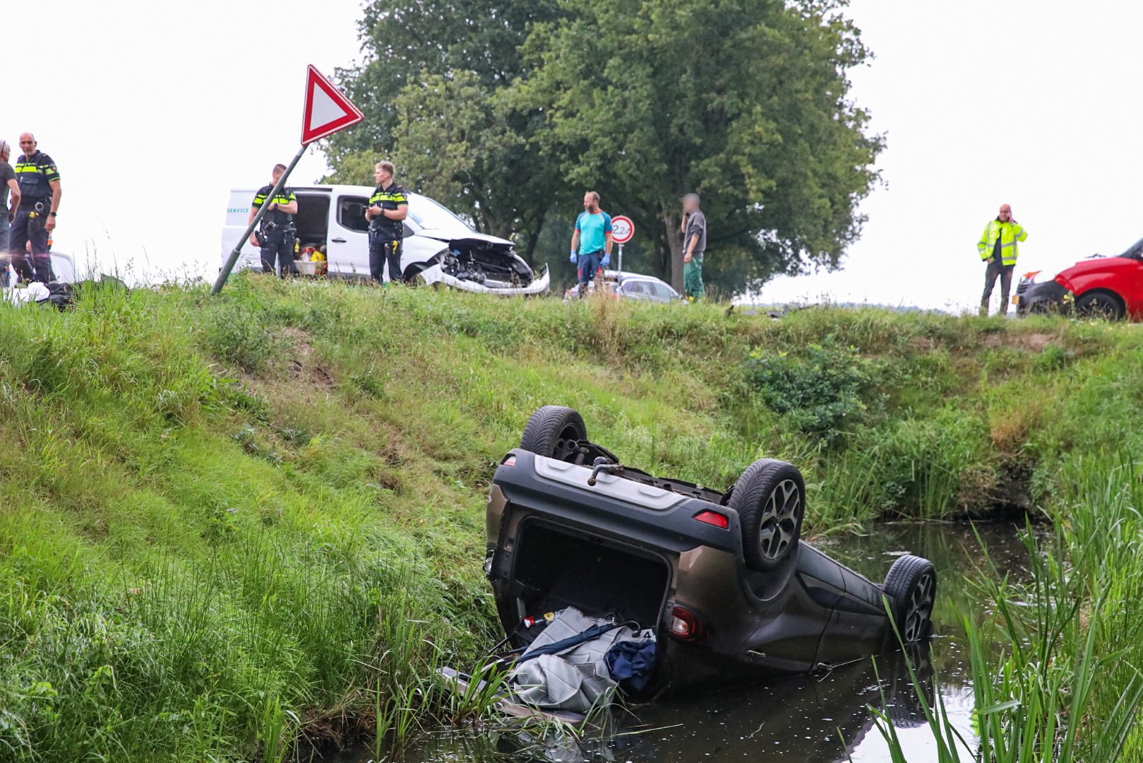 Auto belandt op de kop in sloot na botsing