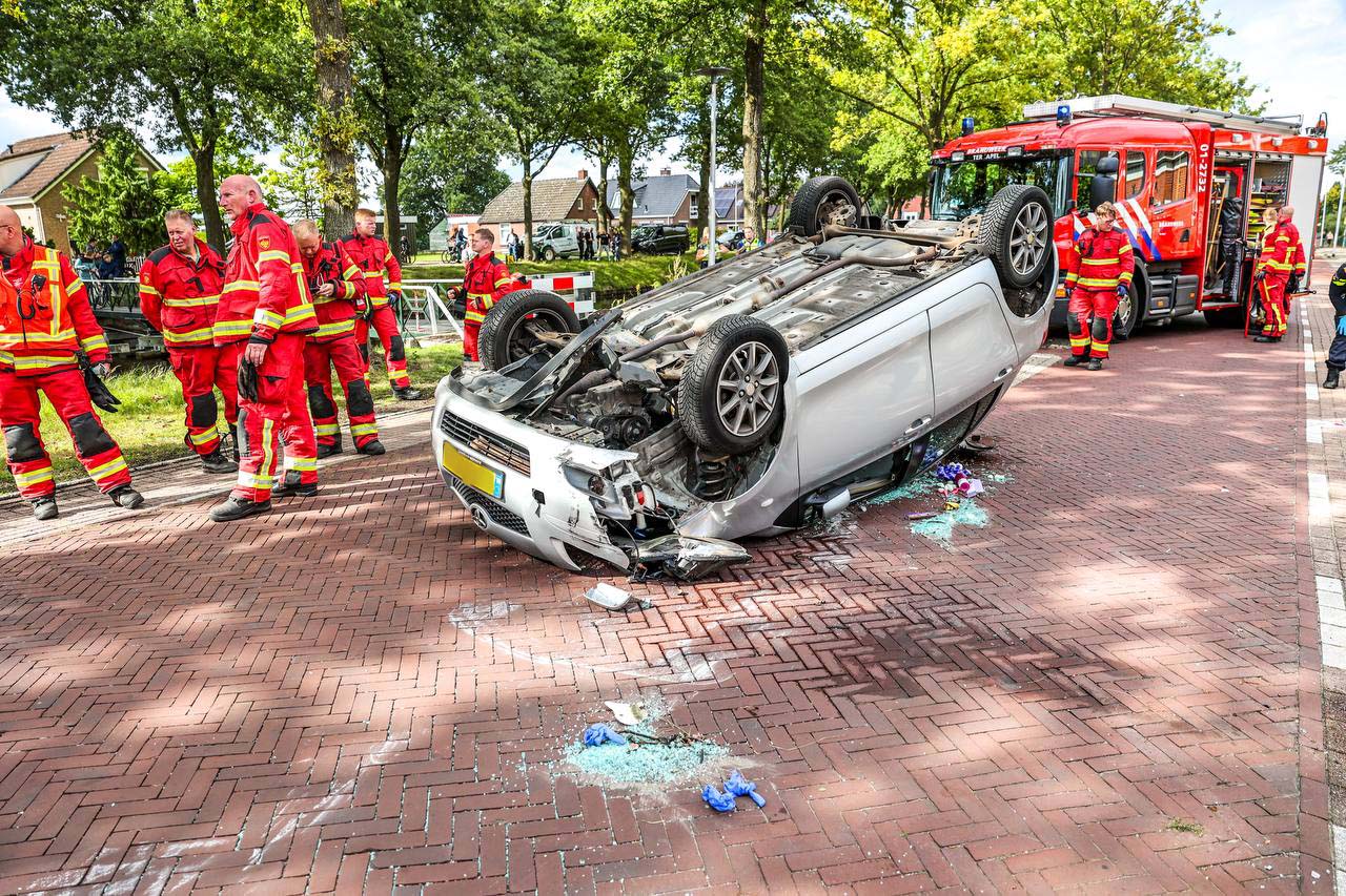 Auto botst tegen steen en belandt op zijn kop