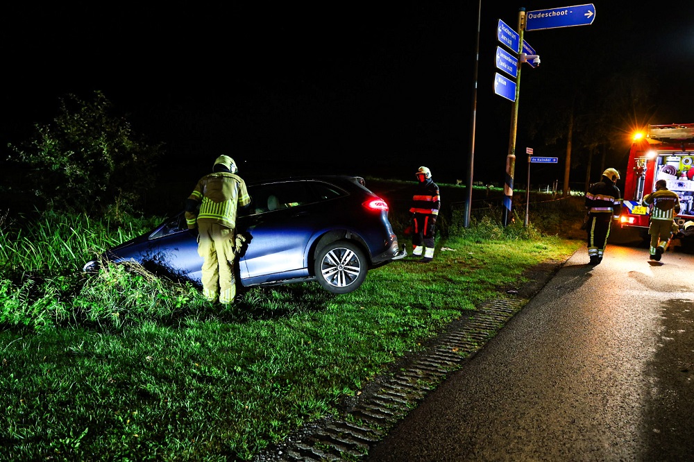 Auto half in sloot na botsing, bestuurder onder invloed aangehouden