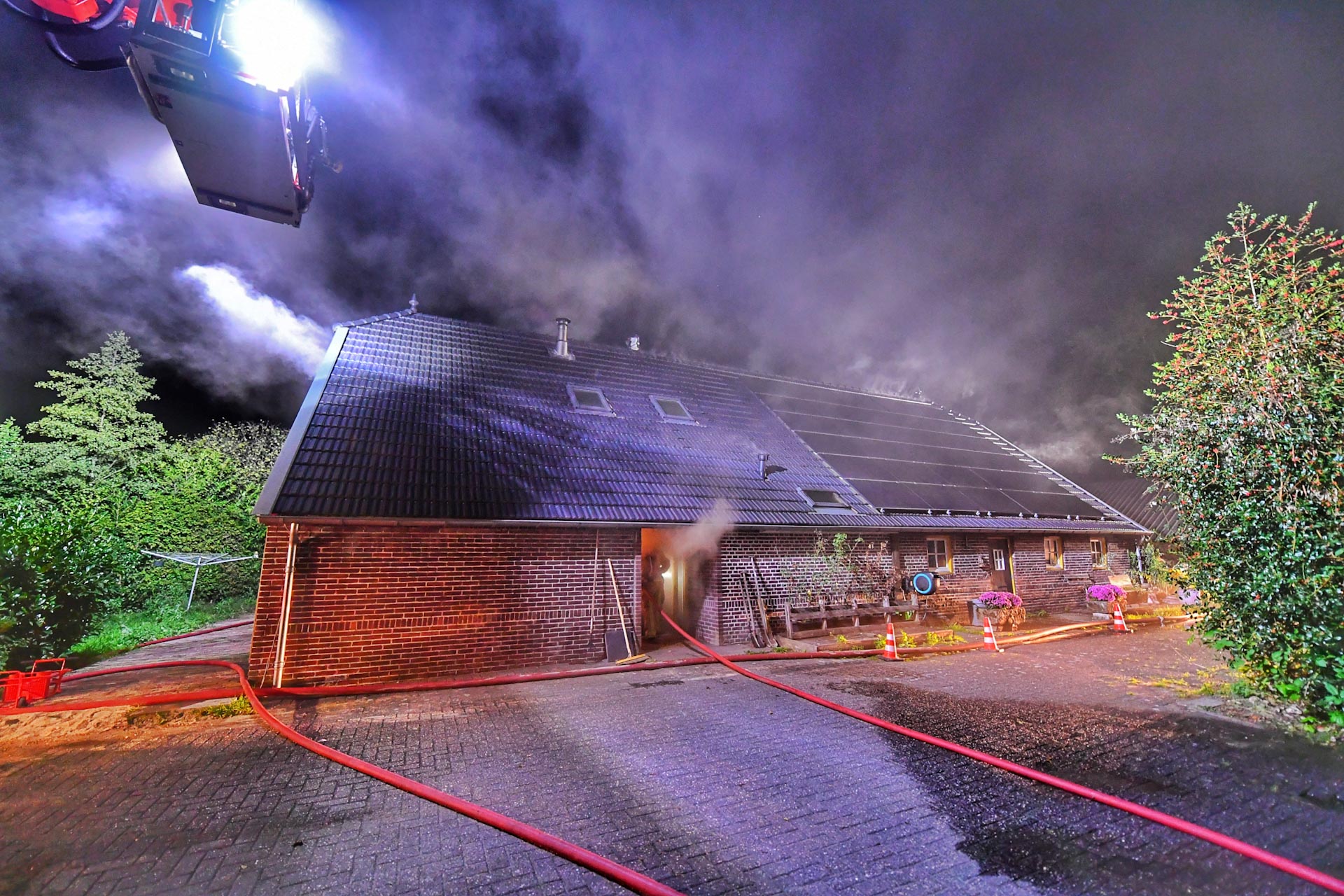 Grote uitslaande brand op zolder van vrijstaande huis