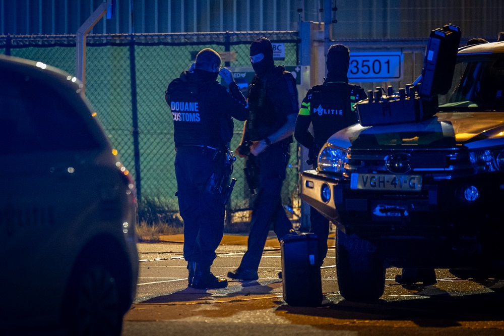 Zwaar bewapende agenten doorzoeken haventerrein en omgeving