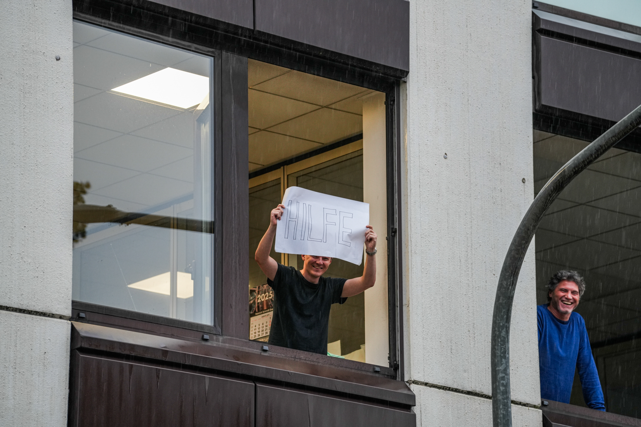 Mensen met reddingsboten uit auto’s gehaald na zware overstromingen