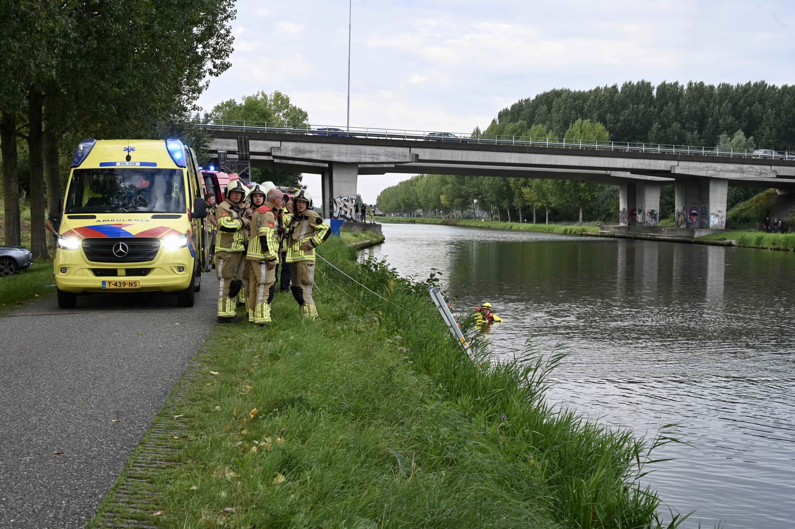 Persoon door brandweer uit zinkende auto gehaald
