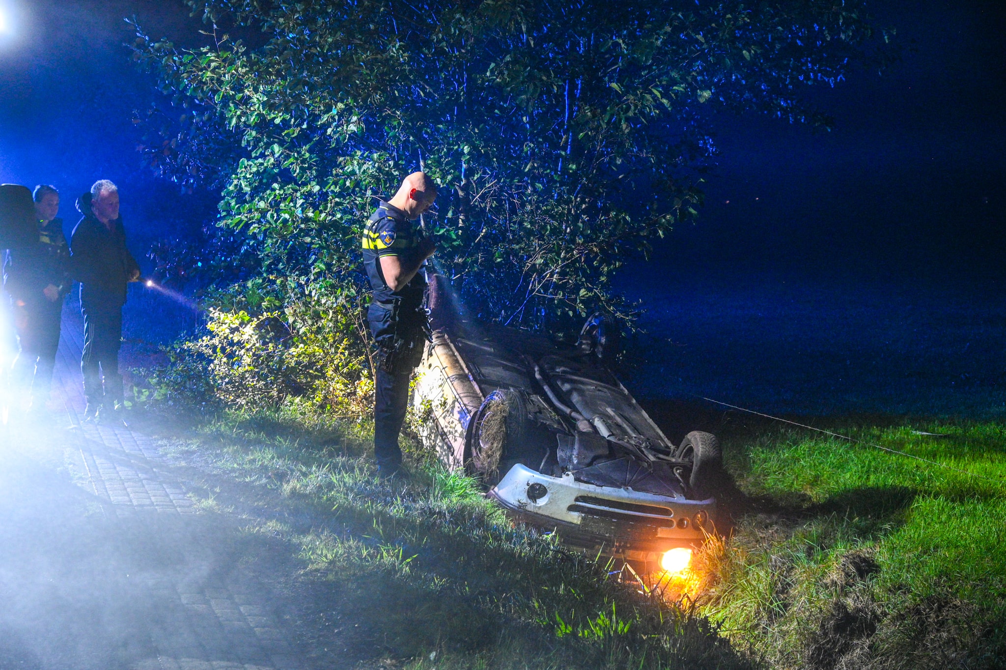 Auto over de kop door dichte mist