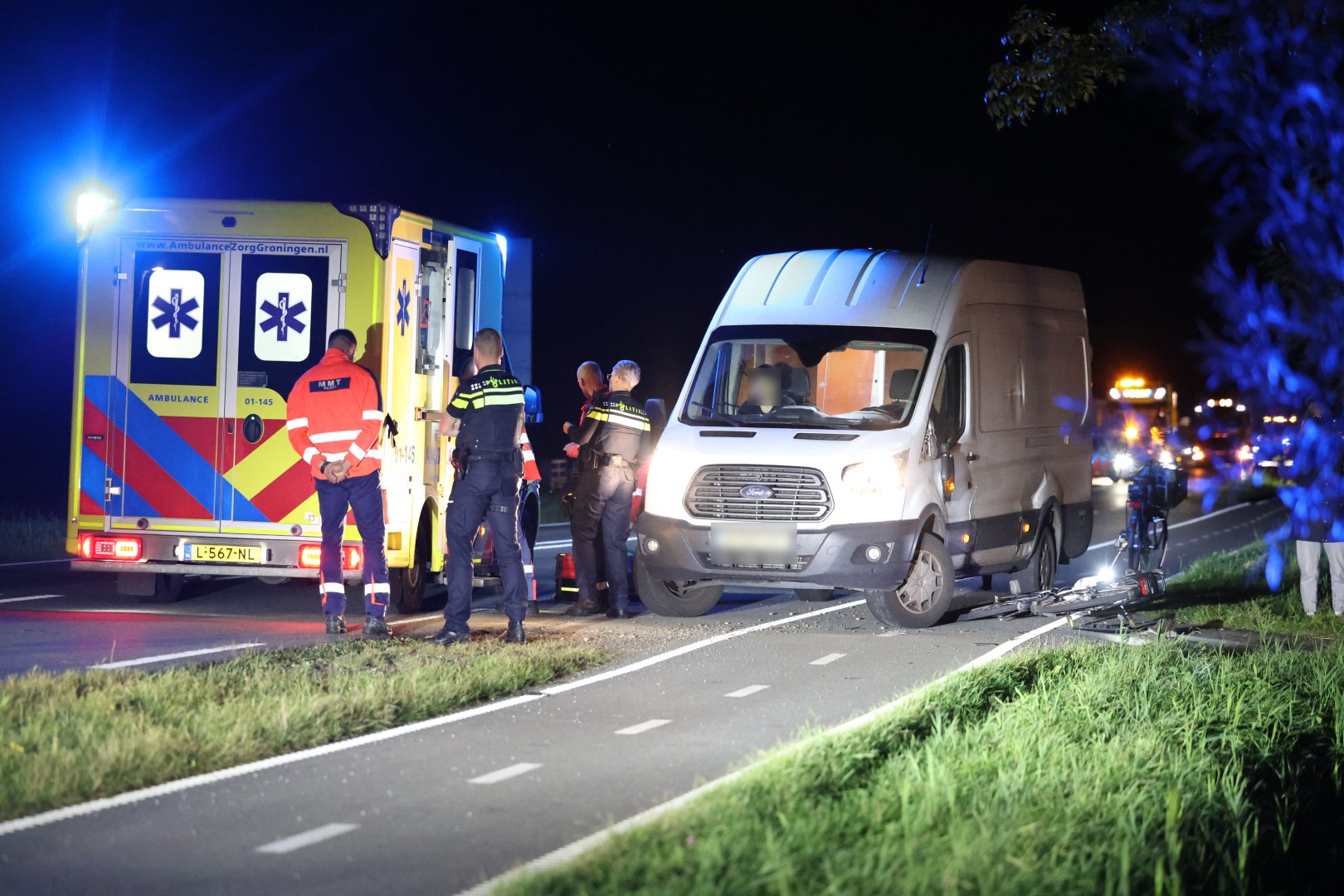 Fietser gewond na botsing met bestelbus op fietspad