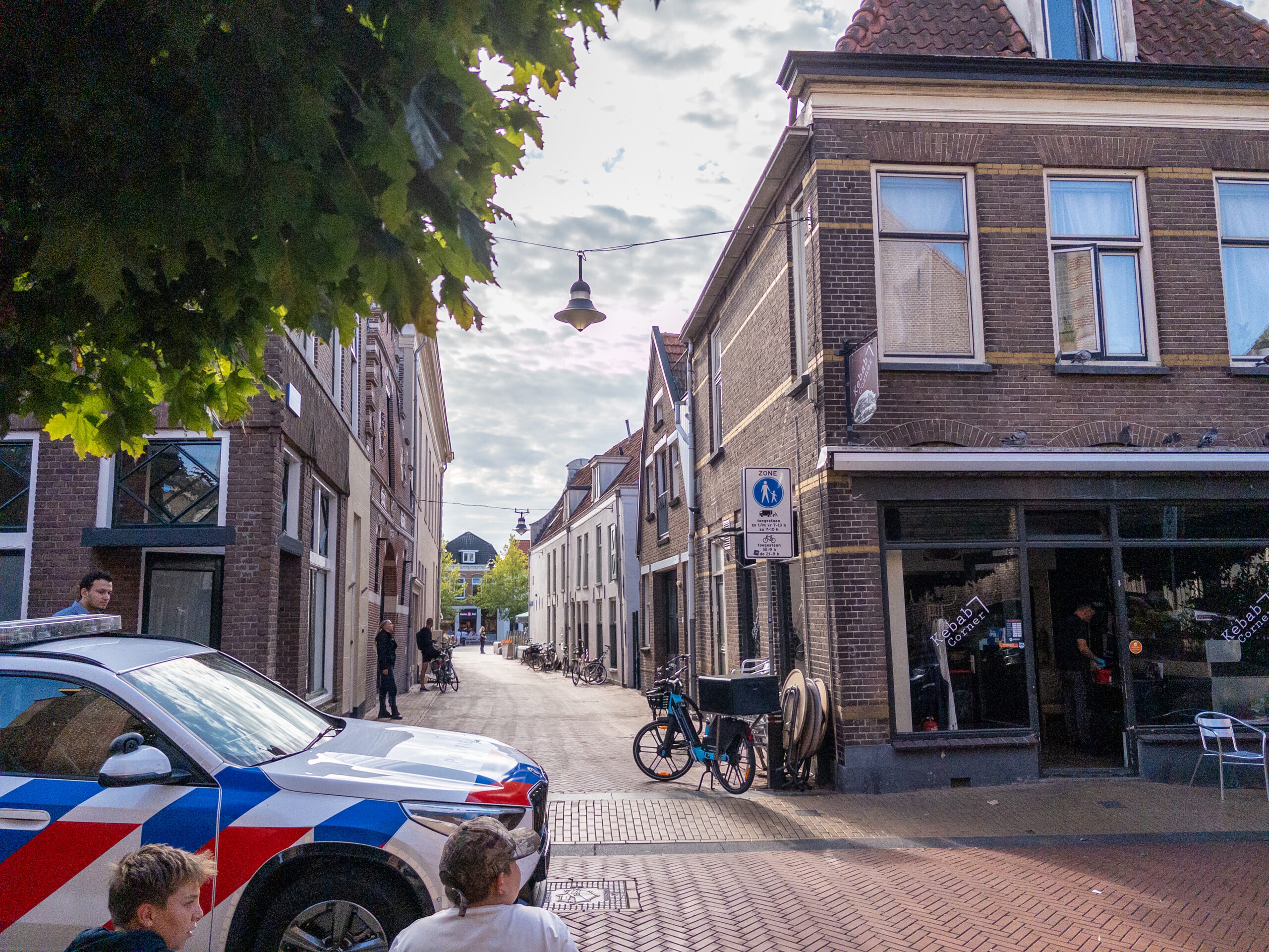 Man vlucht dak op na mishandeling handhaver