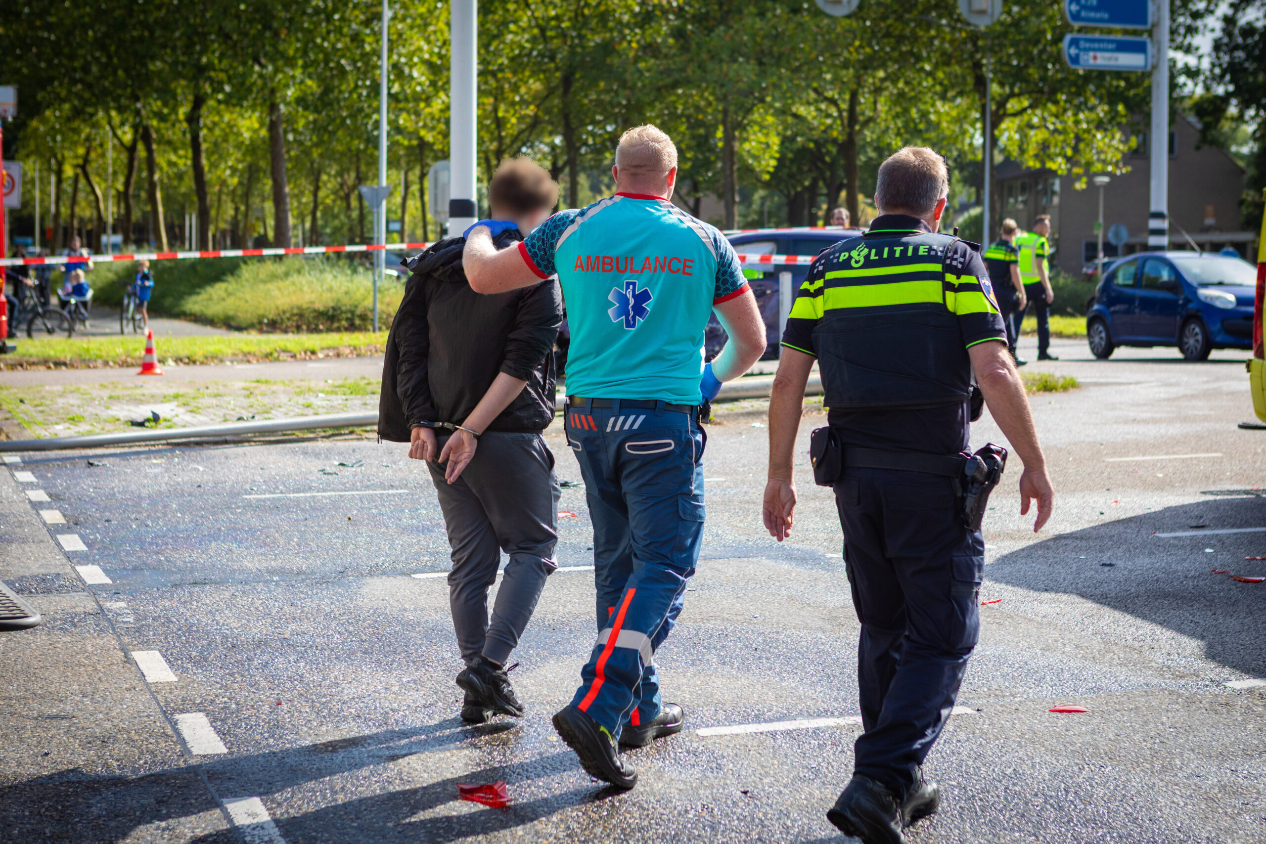 Automobilist botst na achtervolging op meerdere voertuigen; bestuurder aangehouden