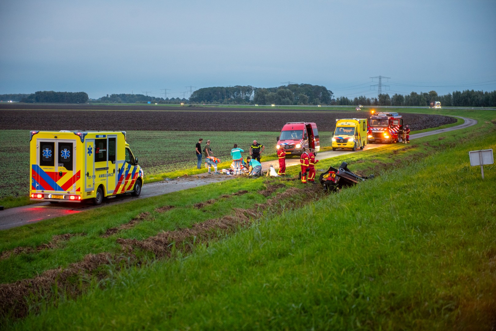 waar ongeluk op snelweg: auto slaat over de kop, inzittende ernstig gewond