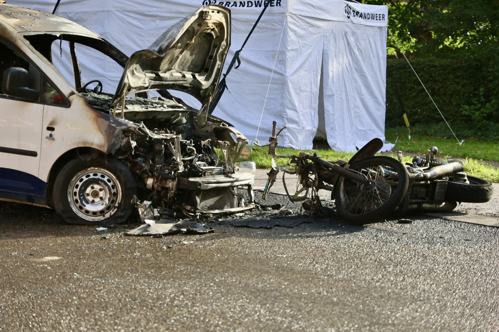 Vrouw overleden en man zwaargewond bij motorongeval met bestelbus; voertuigen vlogen in brand