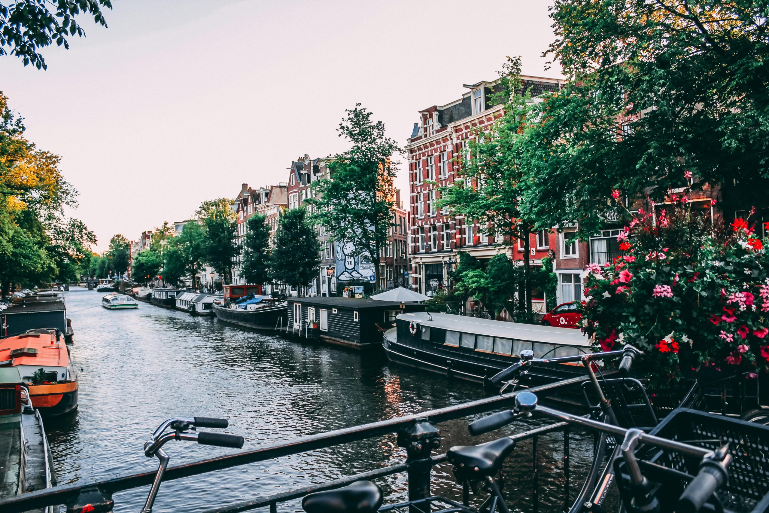 Amsterdam gemakkelijk ontdekken: een handige gids voor reizigers