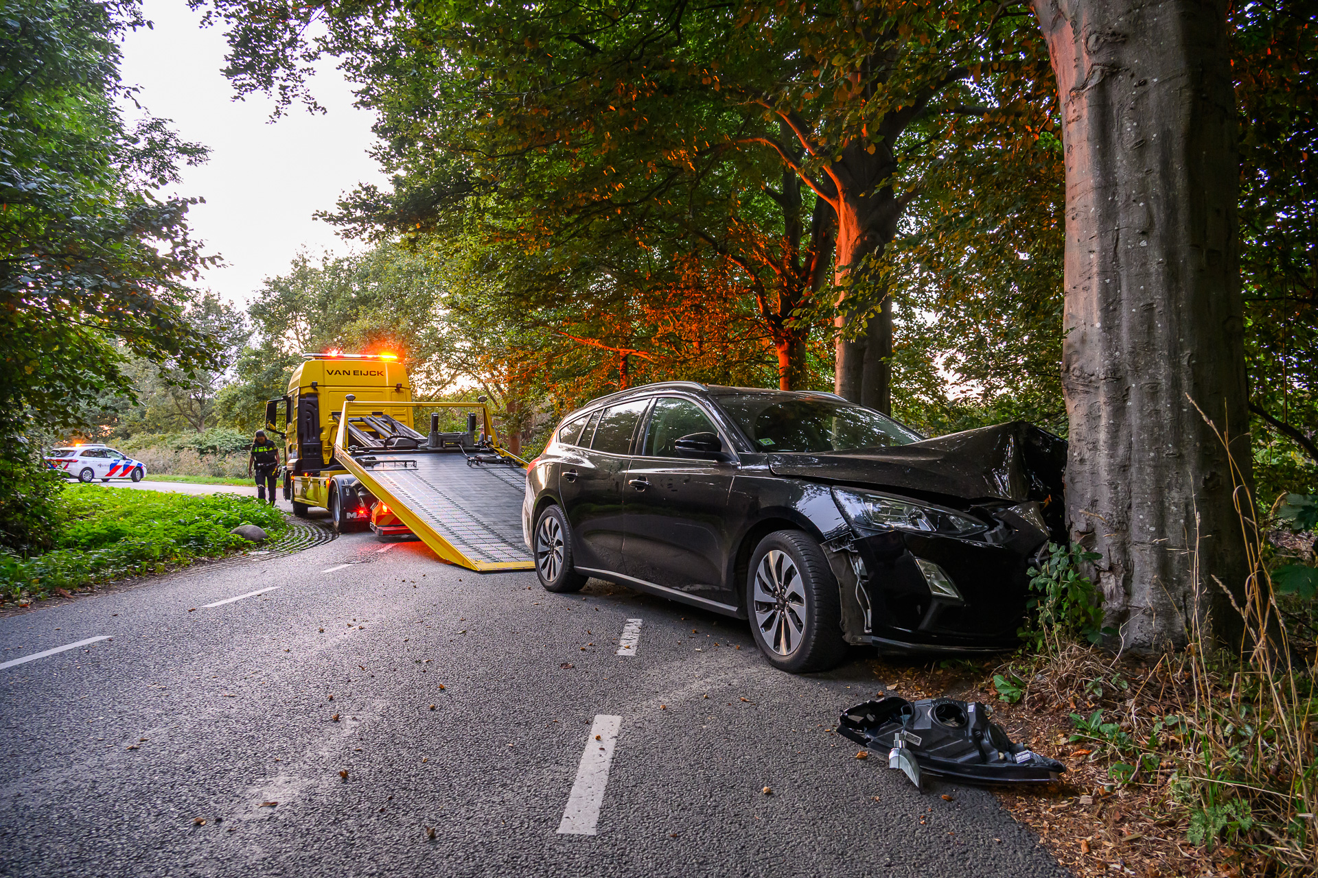 Auto botst op boom, bestuurder mogelijk onder invloed