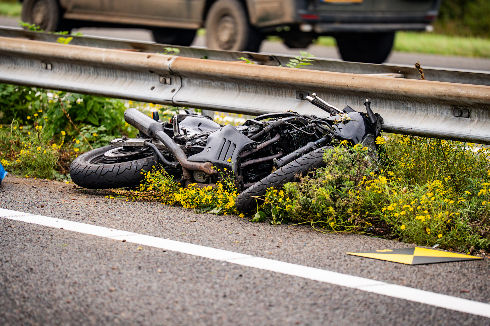 Motorrijder overlijdt na botsing op stilstaande vrachtwagen op snelweg