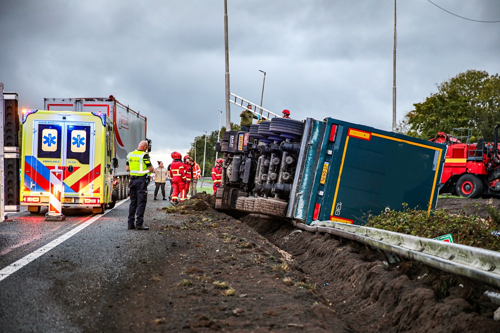Vrachtwagen met bieten kantelt op A7