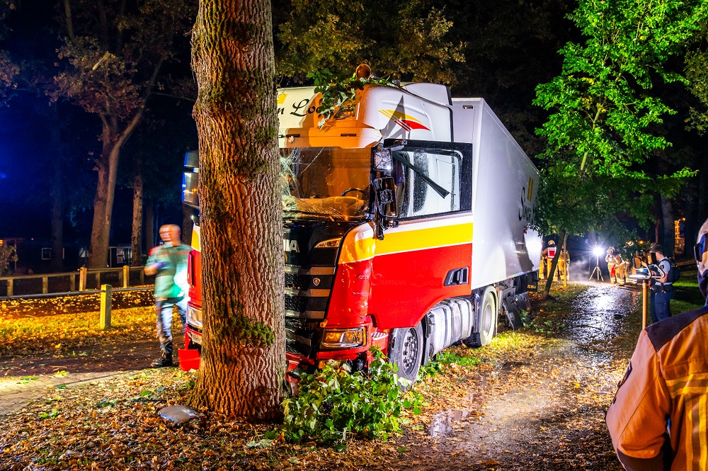 Vrachtwagen botst tegen boom, chauffeur zwaargewond