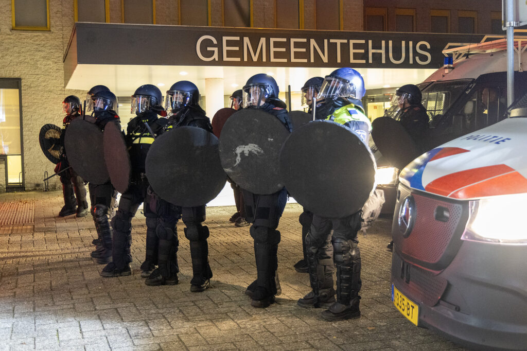 ME achtervolgt demonstranten door Uithoorn na protest tegen AZC - 112 Nederland