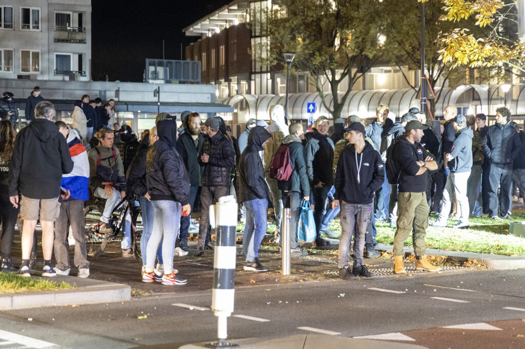 ME achtervolgt demonstranten door Uithoorn na protest tegen AZC - 112 Nederland