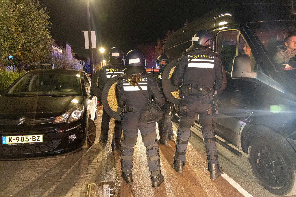 ME achtervolgt demonstranten door Uithoorn na protest tegen AZC - 112 Nederland