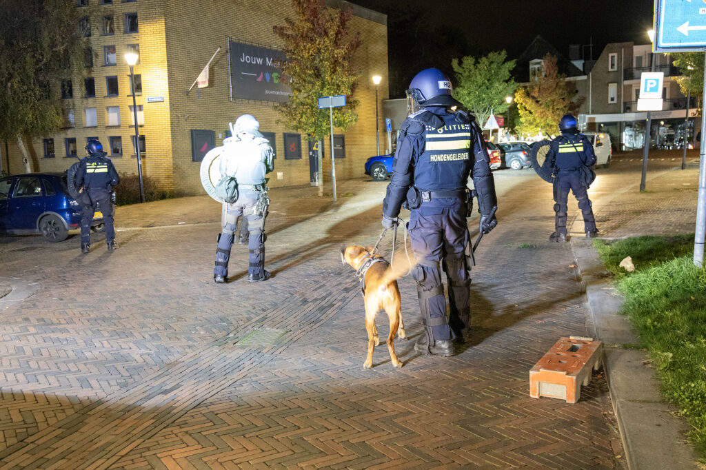 ME achtervolgt demonstranten door Uithoorn na protest tegen AZC - 112 Nederland
