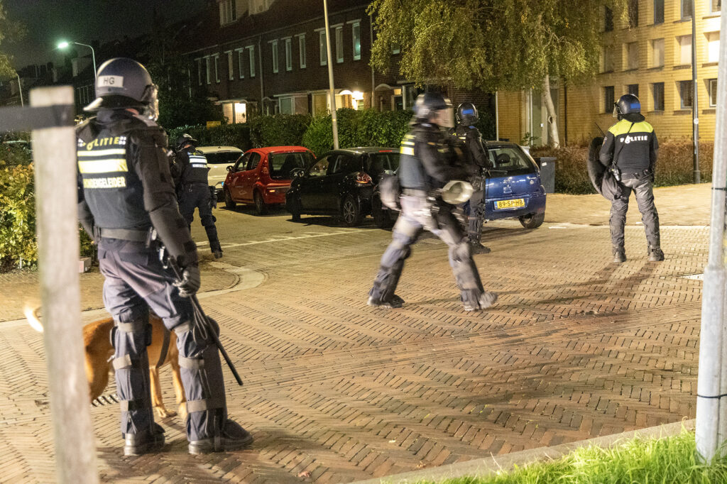 ME achtervolgt demonstranten door Uithoorn na protest tegen AZC - 112 Nederland