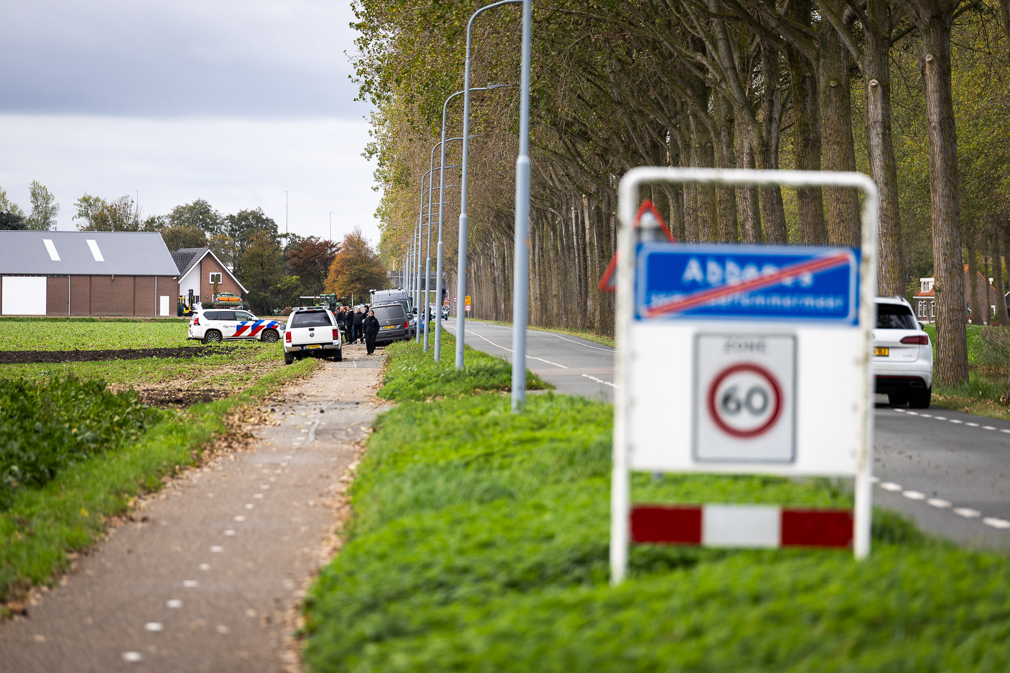 Politie en NFI onderzoeken vondst van overleden persoon in weiland