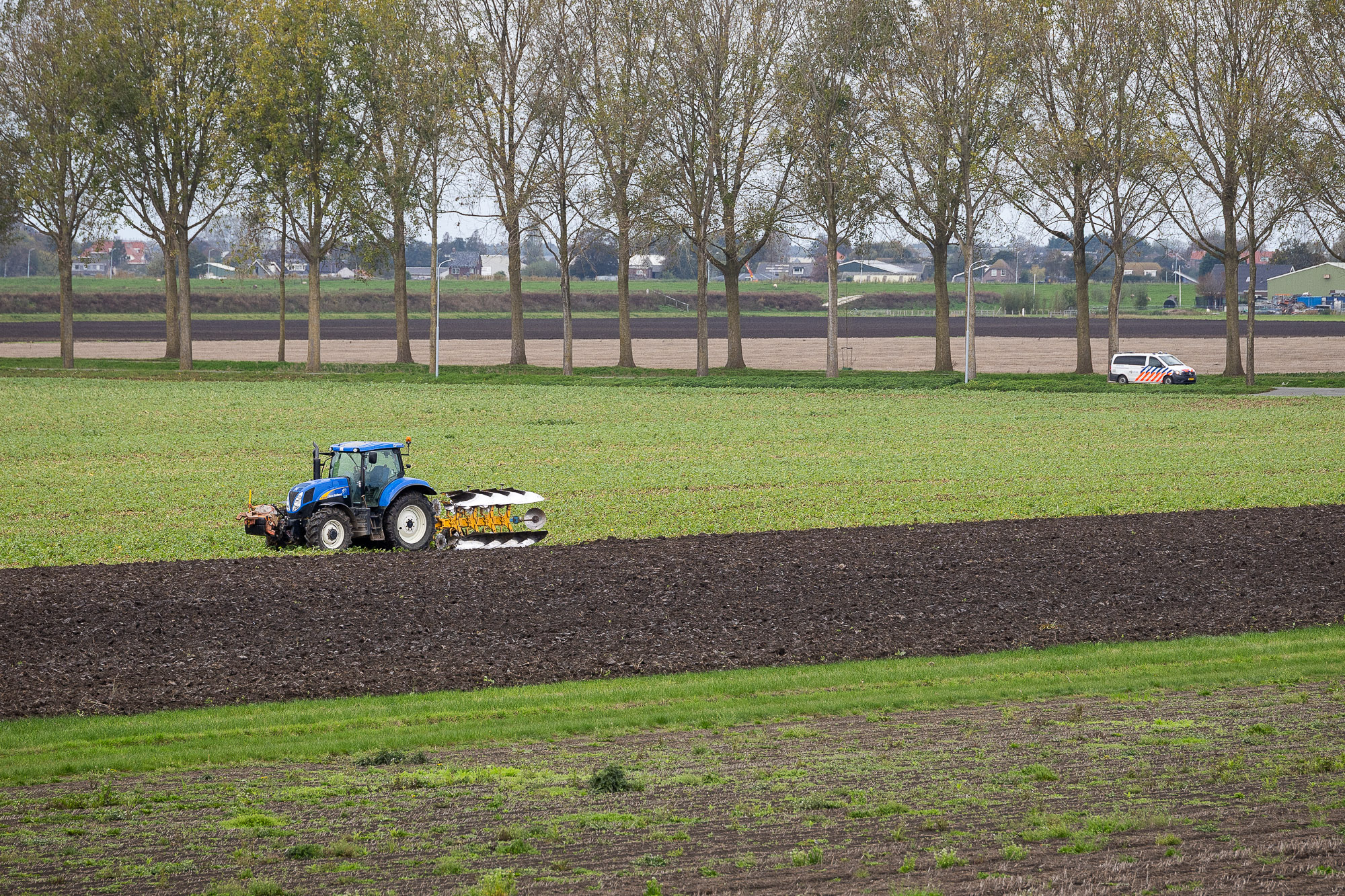 Ploegende boer vindt lichaam op akker, ‘mogelijk uit vliegtuig gevallen verstekeling’