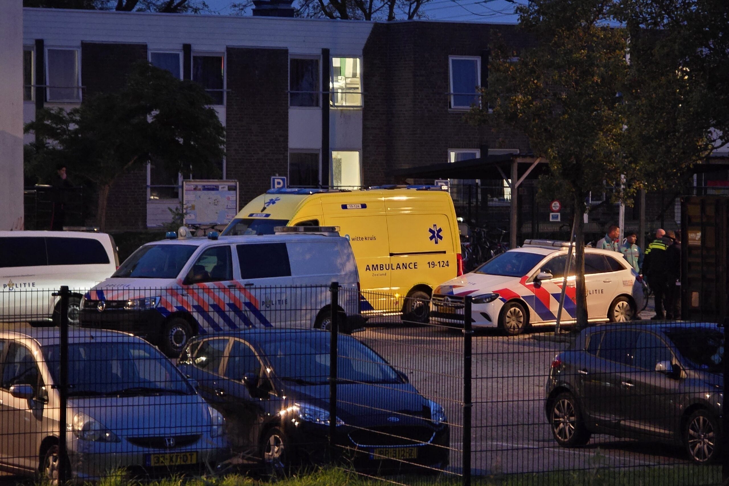 Politie onderzoekt mogelijk steekincident bij asielzoekerscentrum