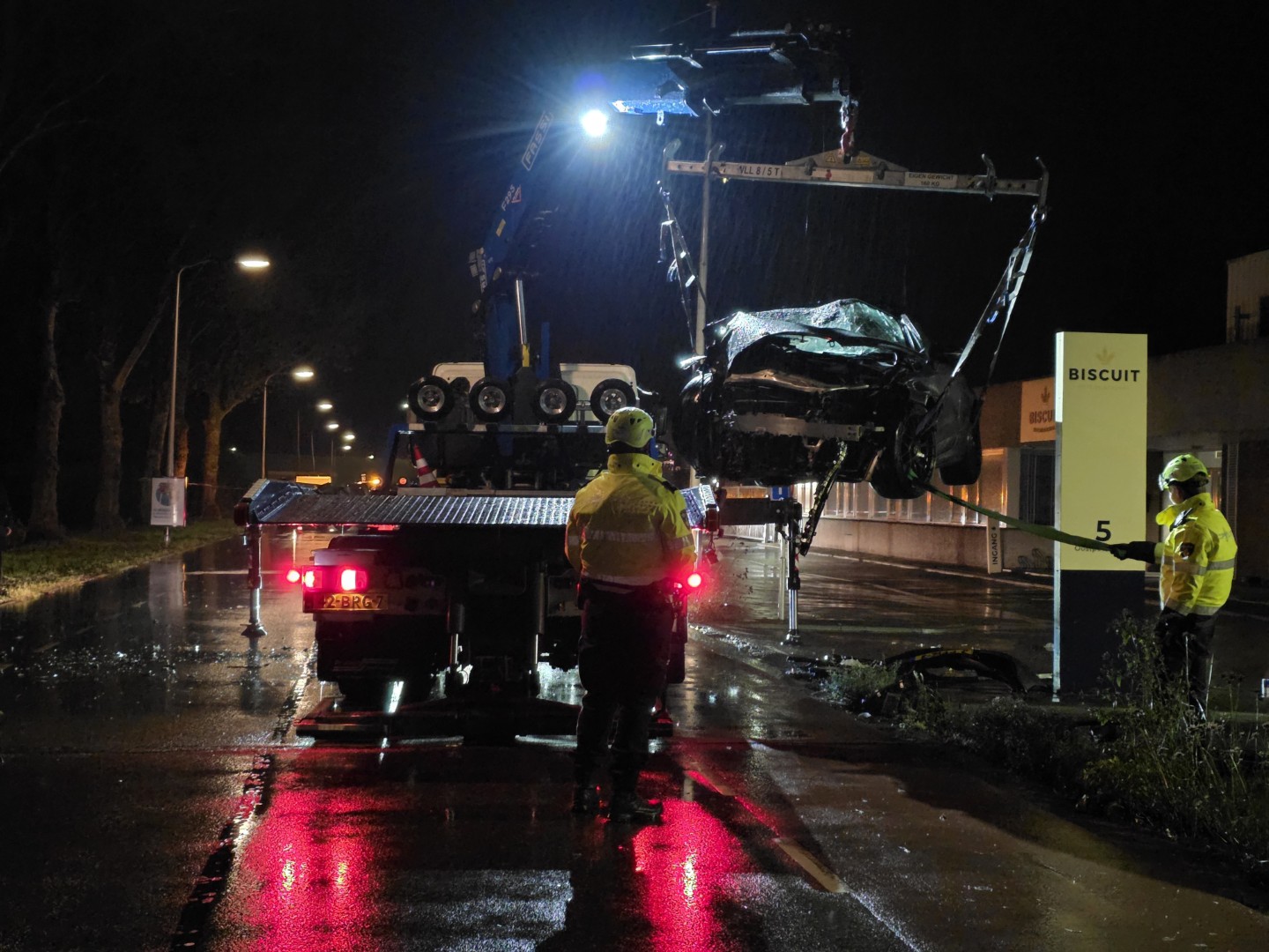 Persoon uit auto bevrijdt na crash tegen boom Oostpolderweg in Moordrecht - 112 Nederland