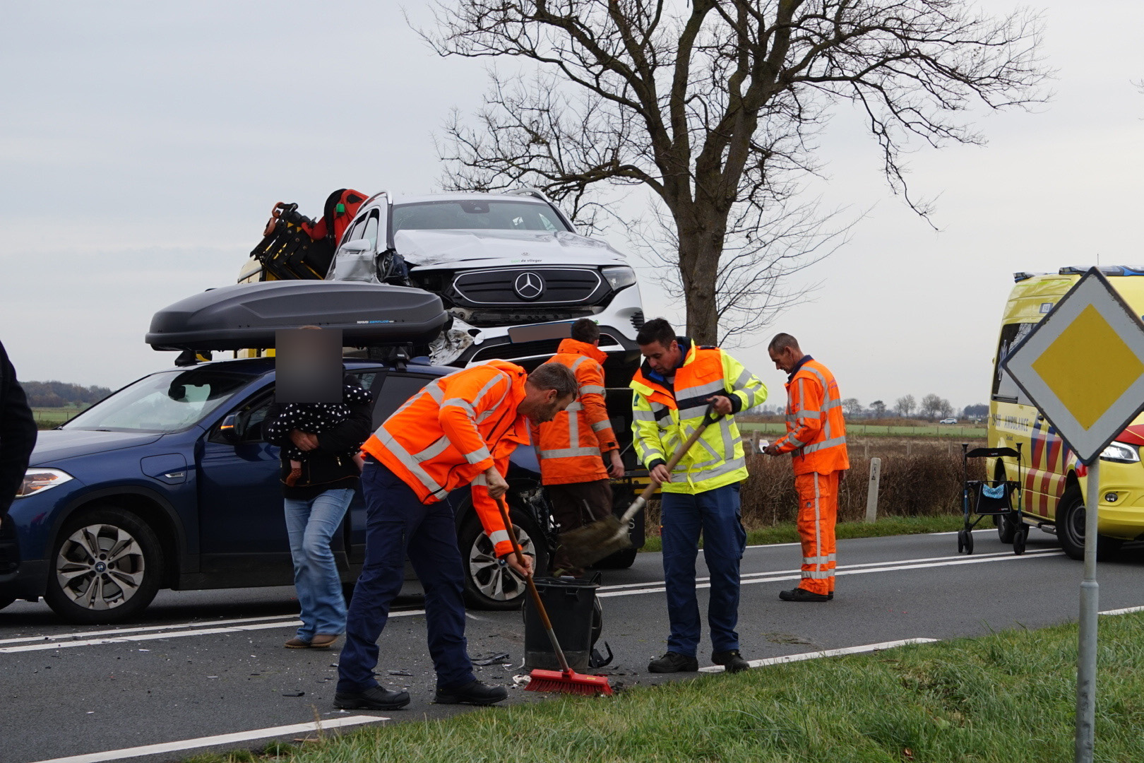 Eén gewonde bij aanrijding tussen auto en taxi op snelweg