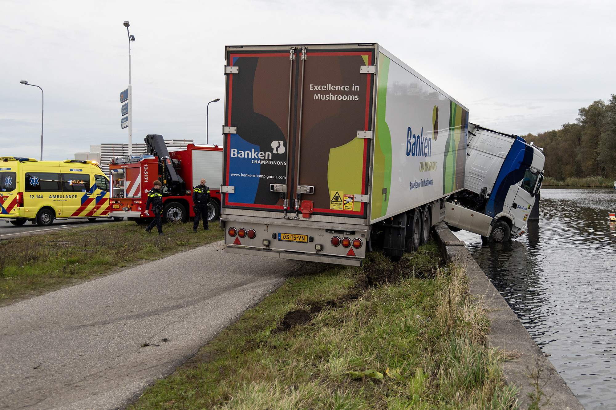 Cabine vrachtwagen boven water Nieuwemeerdijk Badhoevedorp - 112 Nederland