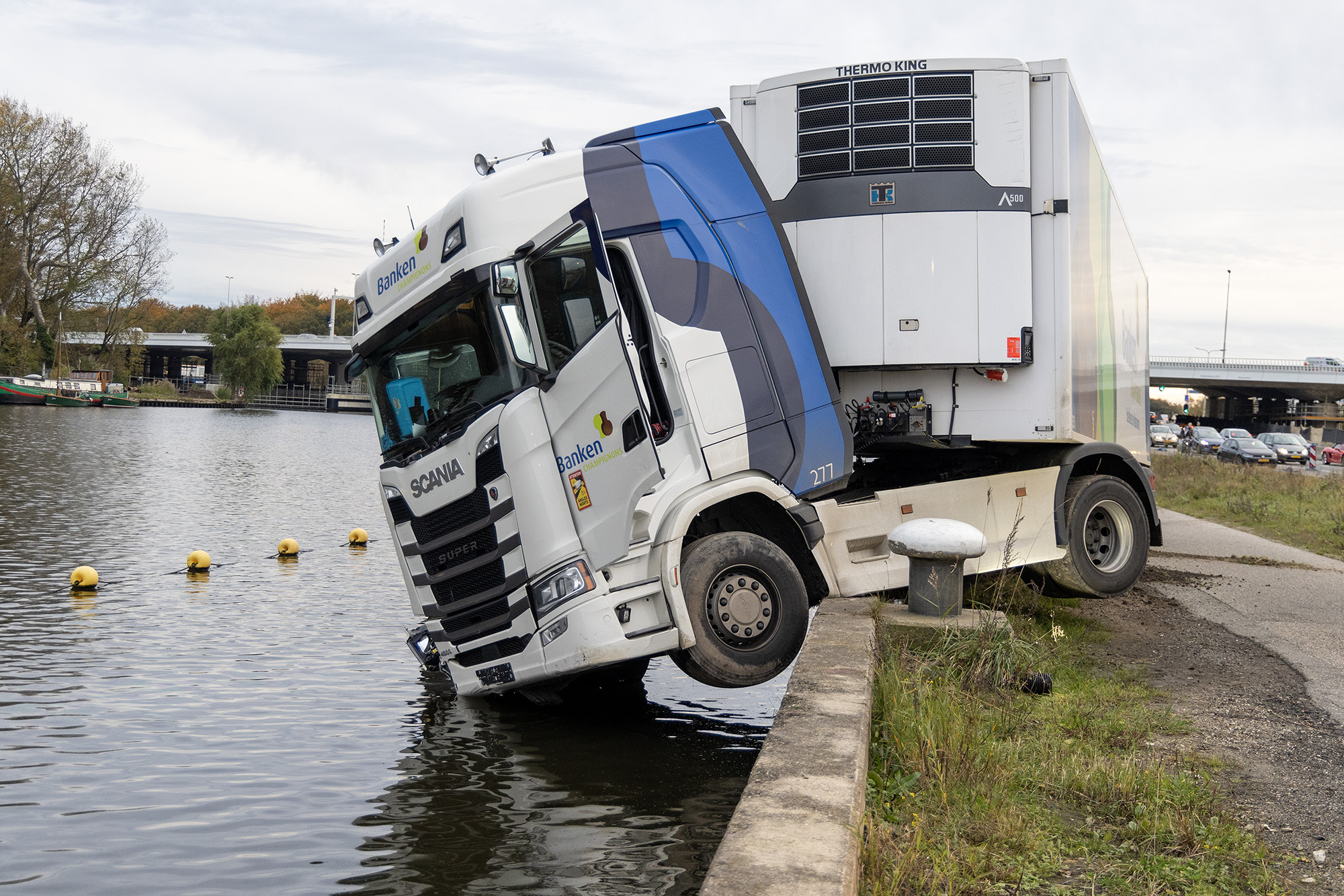 Cabine vrachtwagen boven water Nieuwemeerdijk Badhoevedorp - 112 Nederland