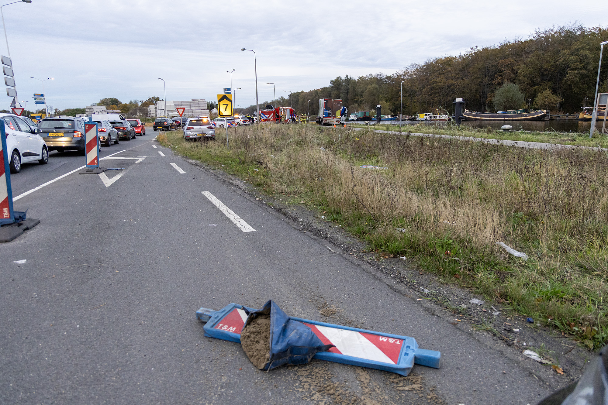 Cabine vrachtwagen boven water Nieuwemeerdijk Badhoevedorp - 112 Nederland