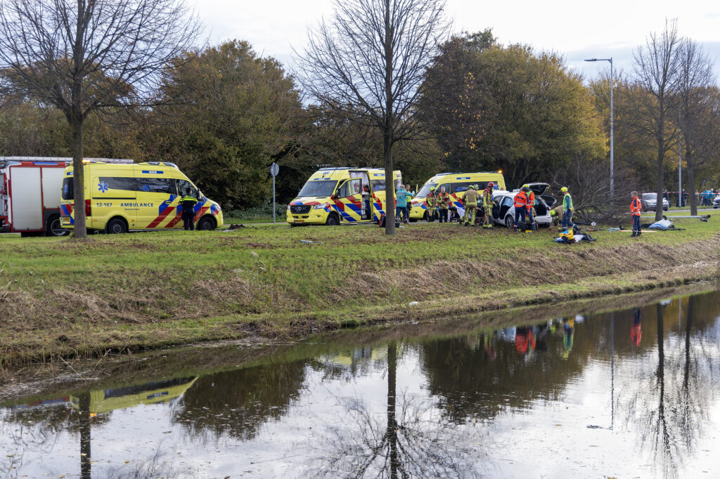 Auto botst tegen lantaarnpaal en boom Leenderbos Hoofddorp - 112 Nederland