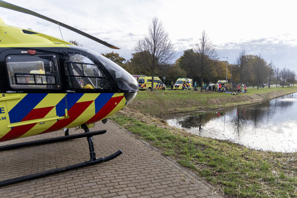 Auto botst tegen lantaarnpaal en boom Leenderbos Hoofddorp - 112 Nederland