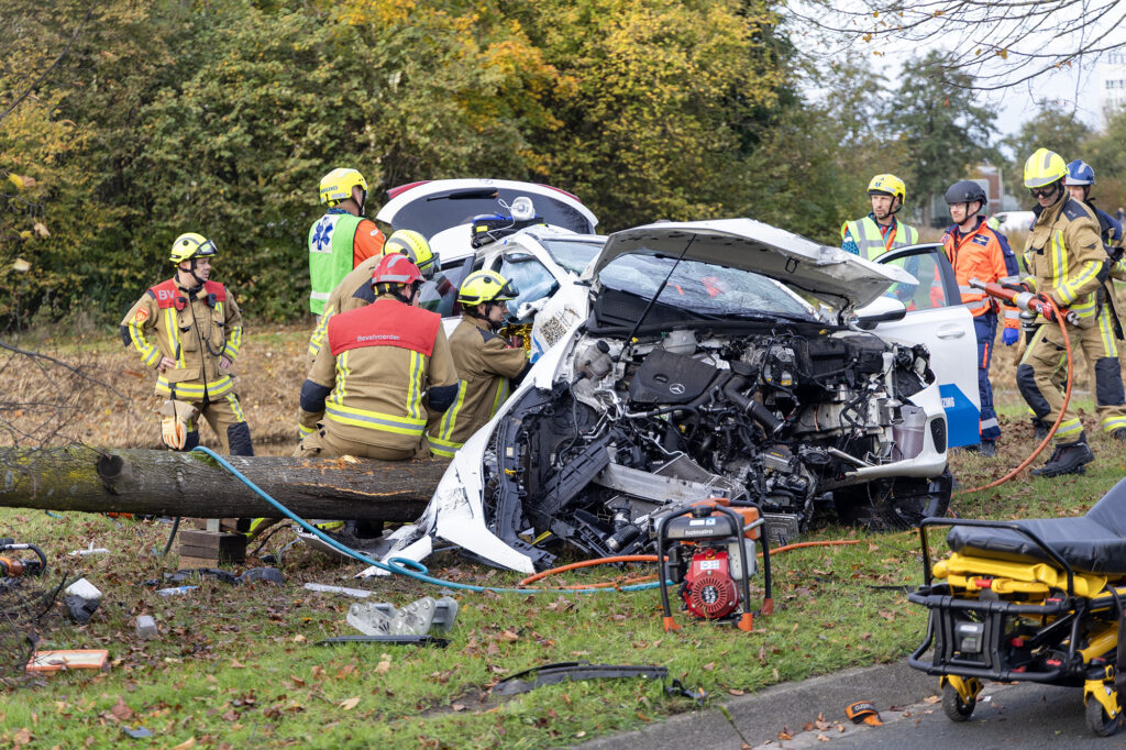 Auto botst tegen lantaarnpaal en boom Leenderbos Hoofddorp - 112 Nederland