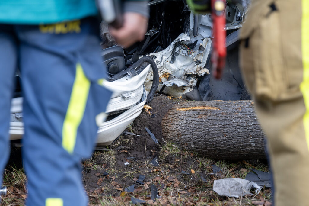 Auto botst tegen lantaarnpaal en boom Leenderbos Hoofddorp - 112 Nederland