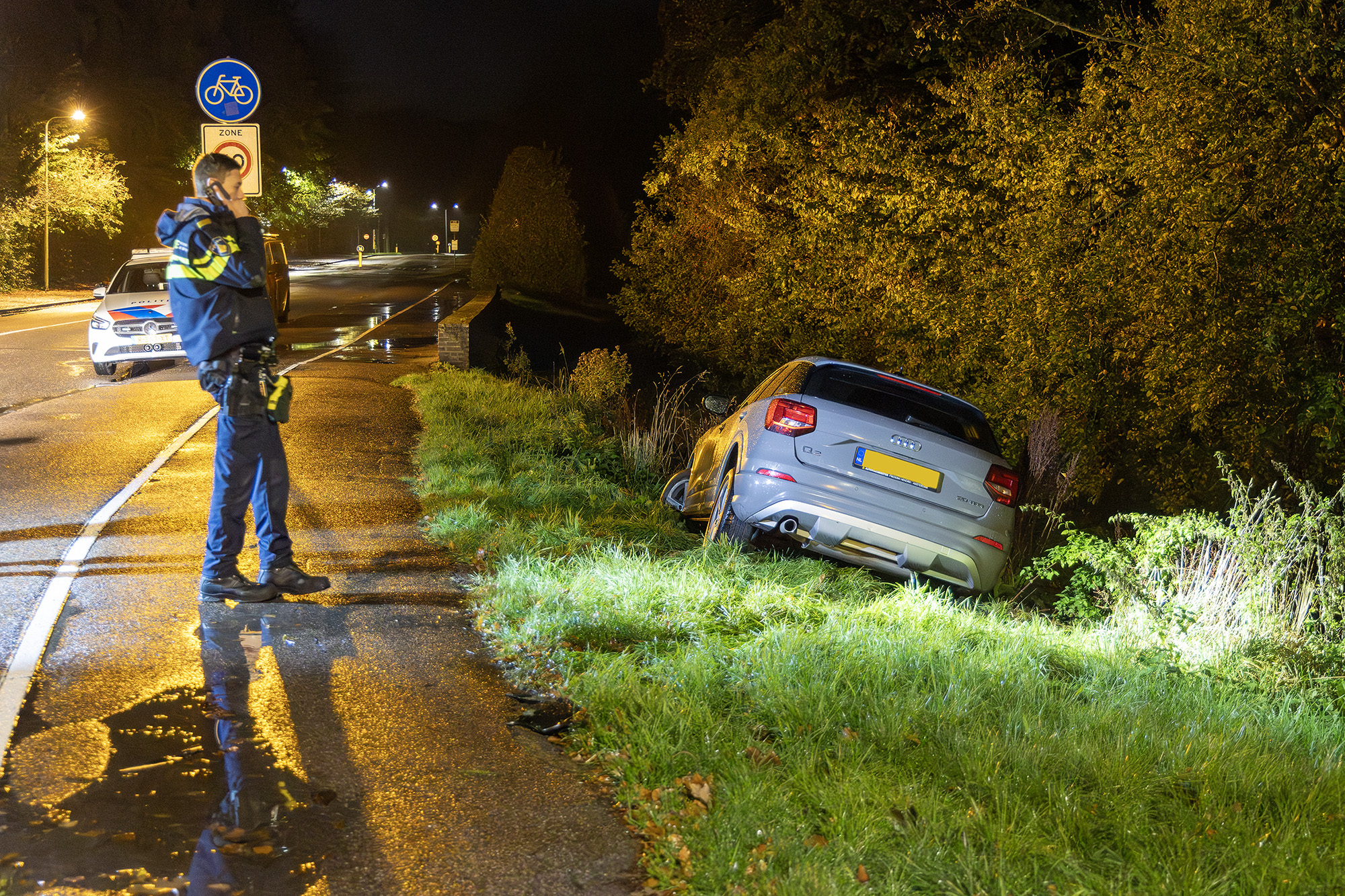 Dronken bestuurder rijdt auto van vriendin het water in na ruzie