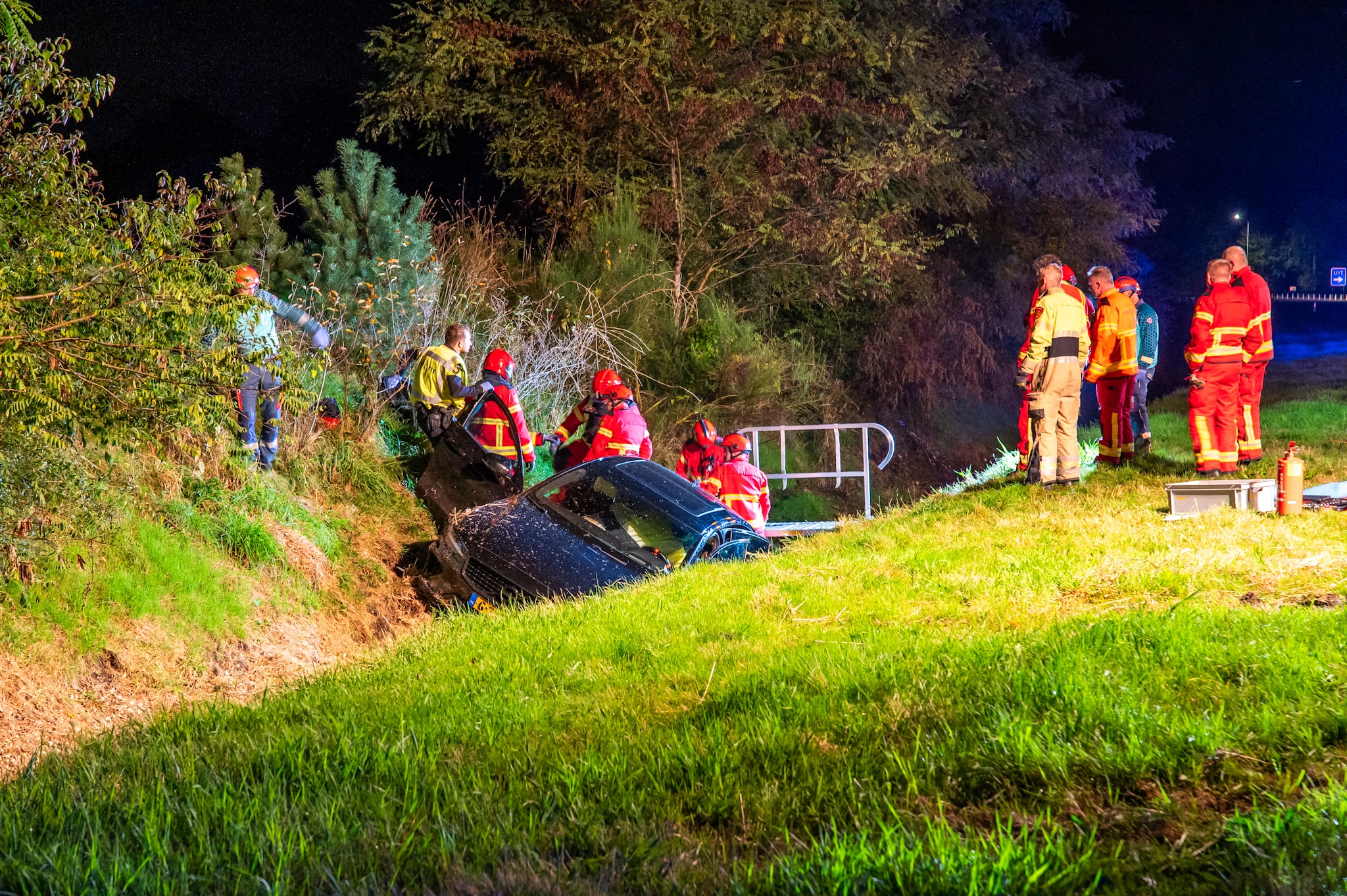 Automobilist bekneld nadat hij met auto in sloot rijdt