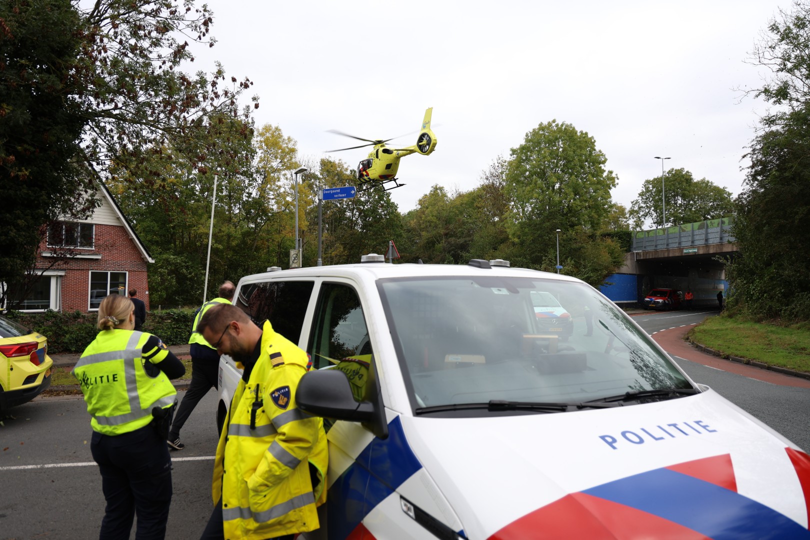 Chauffeur bekneld na kanteling van vrachtwagen